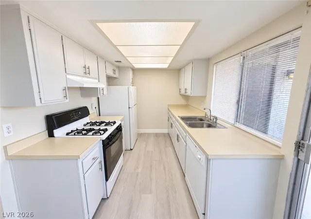 Listing Photo 5 - Condo for sale in building located at 3120 S Eastern Ave, Las Vegas, NV 89169 - Unit #11