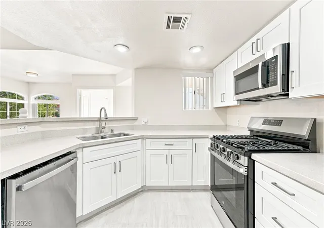 Listing Photo 4 - Condo for sale in building located at 7400 W Flamingo Rd, Las Vegas, NV 89147 - Unit #2013