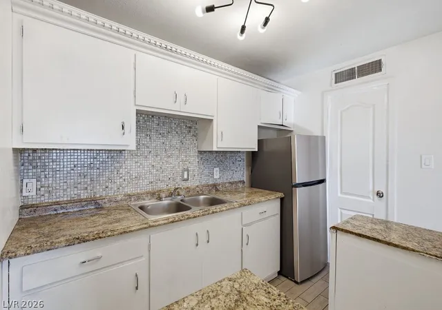 Listing Photo 5 - Condo for sale in building located at 3726 Hazelwood St, Las Vegas, NV 89119 - Unit #14
