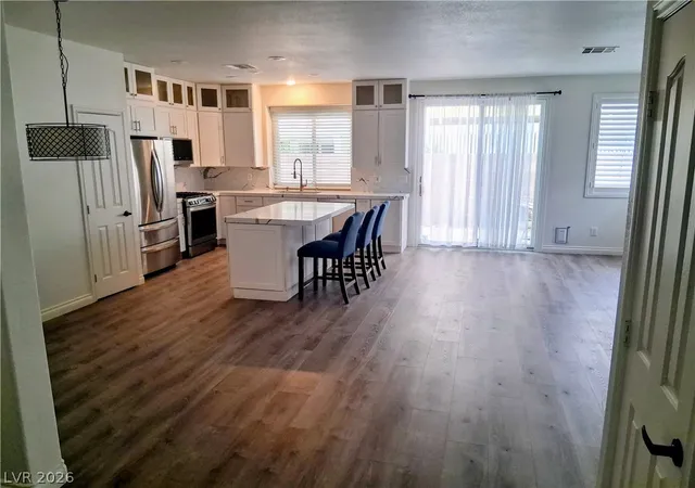 Listing Photo 1 - Condo for sale in building located at 9116 Kings Town Ave, Las Vegas, NV 89145
