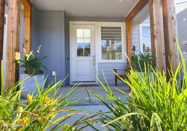 Photo 2 of Single family home for sale at 572 University Park Way, Sandpoint, ID 83864 | MLS# 26-8965 | Listing updated on 2026-09-15