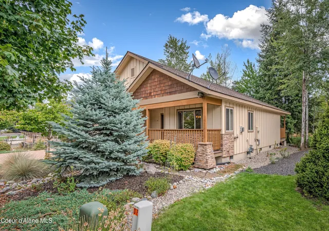 Photo 2 of Single family home for sale at 909 Northview Dr, Sandpoint, ID 83864 | MLS# 26-9069 | Listing updated on 2026-09-03