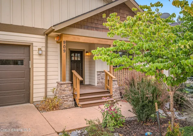 Photo 3 of Single family home for sale at 909 Northview Dr, Sandpoint, ID 83864 | MLS# 26-9069 | Listing updated on 2026-09-03