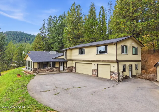 Photo 2 of Single family home for sale at 2719 S Reynolds Rd, Coeur D Alene, ID 83814 | MLS# 26-9412 | Listing updated on 2026-09-30