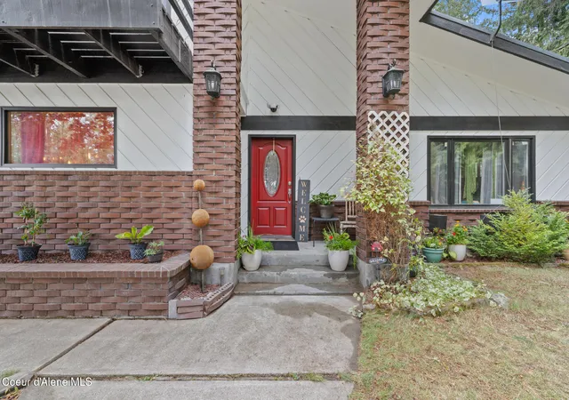 Photo 3 of Single family home for sale at 405 Schweitzer Cutoff Rd, Sandpoint, ID 83864 | MLS# 26-9114 | Listing updated on 2026-09-04