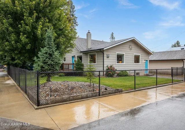 Photo 2 of Single family home for sale at 405 Sunset Dr, Pinehurst, ID 83850 | MLS# 26-9101 | Listing updated on 2026-09-04