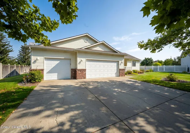 Photo 3 of Single family home for sale at 1960 N Palisades Dr, Post Falls, ID 83854 | MLS# 26-9210 | Listing updated on 2026-09-21