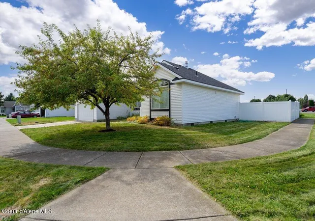 Photo 2 of Single family home for sale at 8120 N Ainsworth Dr, Hayden, ID 83835 | MLS# 26-9344 | Listing updated on 2026-09-12