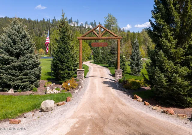 Photo 1 of Single family home for sale at 289 Gold Rd, Naples, ID 83847 | MLS# 26-9338 | Listing updated on 2026-09-12