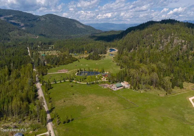 Photo 3 of Single family home for sale at 289 Gold Rd, Naples, ID 83847 | MLS# 26-9338 | Listing updated on 2026-09-25
