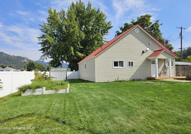 Single family home for sale at 507 Washington St, Smelterville, ID 83868 | MLS# 26-9385