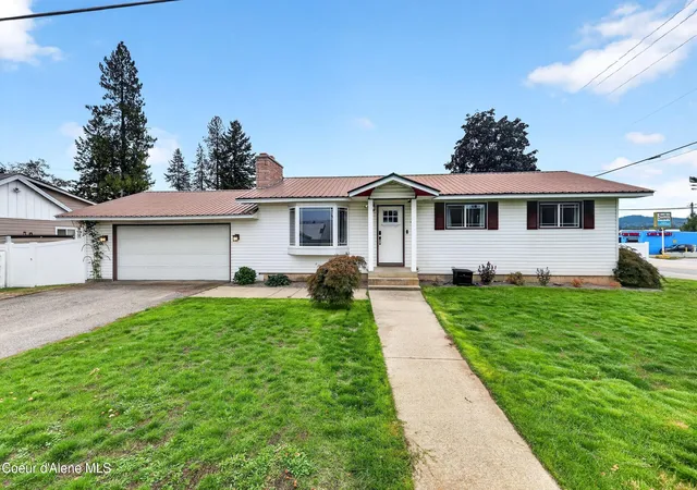 Single family home for sale at 16 E Lincoln Ave, Priest River, ID 83856 | MLS# 26-9446