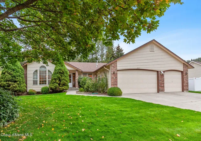 Photo 2 of Sale Pending at 2601 E Thomas Hl Dr, Coeur D Alene, ID 83815 | MLS# 26-9758 | Listing updated on 2026-10-01