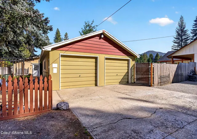 Photo 3 of Single family home for sale at 1075 E Timber Ln, Coeur D Alene, ID 83815 | MLS# 26-9733 | Listing updated on 2026-09-28