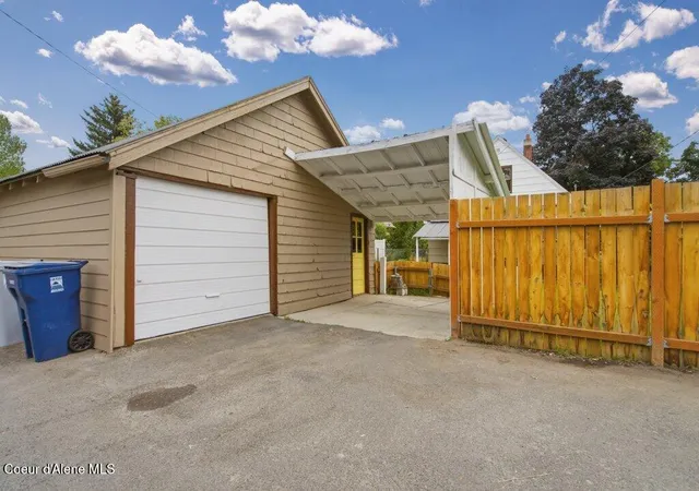Photo 2 of Single family home for sale at 1724 W Cleveland Ave, Spokane, WA 99205 | MLS# 26-9784 | Listing updated on 2026-09-29