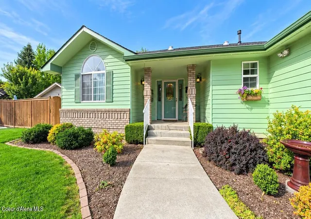 Photo 1 of Single family home for sale at 2707 E Thomas Hl Dr, Coeur D Alene, ID 83815 | MLS# 26-9768 | Listing updated on 2026-10-21