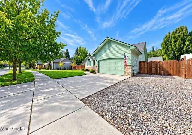 Photo 2 of Single family home for sale at 2707 E Thomas Hl Dr, Coeur D Alene, ID 83815 | MLS# 26-9768 | Listing updated on 2026-10-21