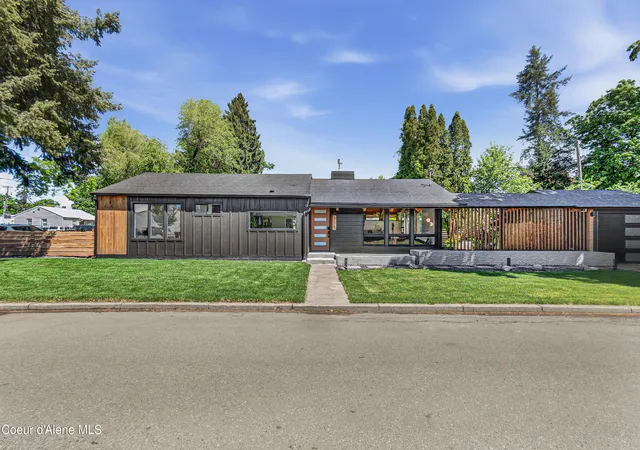 Photo 1 of Single family home for sale at 505 E Spokane Ave, Coeur D Alene, ID 83814 | MLS# 26-10018 | Listing updated on 2026-10-07