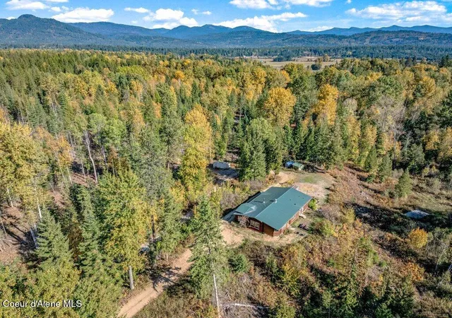 Photo 1 of Single family home for sale at 341 Higgins Ln, Sandpoint, ID 83864 | MLS# 26-10063 | Listing updated on 2026-10-23