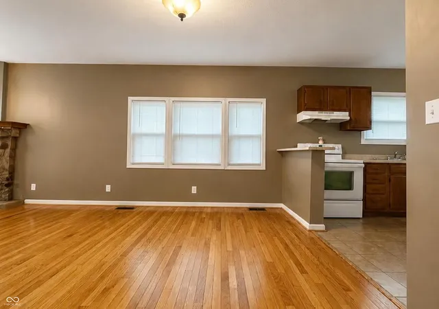 Photo 4 of Single family home for sale at 806 S Burlington Dr, Muncie, IN 47302 | MLS# 22118926 | Listing updated on 2026-09-06
