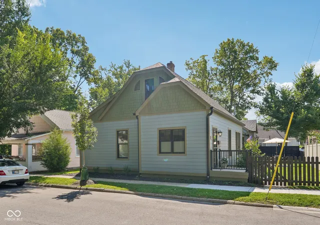 Photo 2 of Sale Pending at 85 E Poplar, Zionsville, IN 46077 | MLS# 22122773 | Listing updated on 2026-09-03