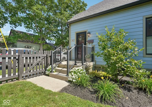 Photo 2 of Sale Pending at 85 E Poplar, Zionsville, IN 46077 | MLS# 22122773 | Listing updated on 2026-09-03
