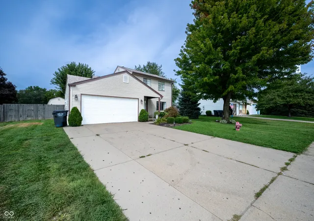 Photo 2 of Sale Pending at 1104 Fox Tr Dr, Anderson, IN 46013 | MLS# 22123358 | Listing updated on 2026-09-04