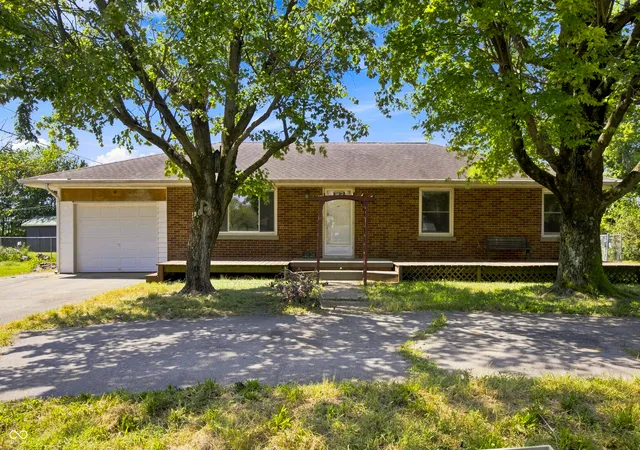 Photo 1 of Single family home for sale at 5628 Denois St, Columbus, IN 47201 | MLS# 22123373 | Listing updated on 2026-09-22