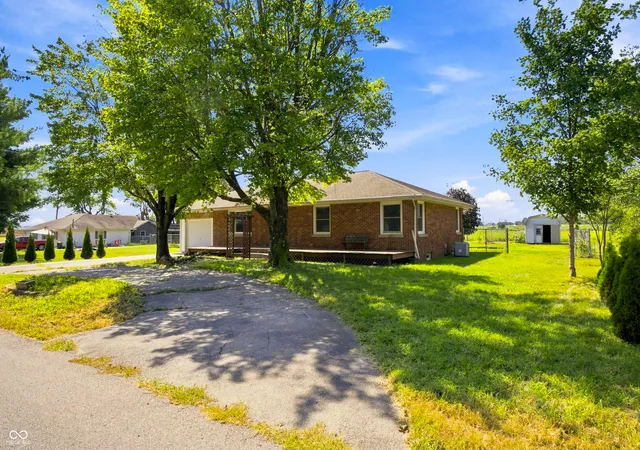 Photo 2 of Single family home for sale at 5628 Denois St, Columbus, IN 47201 | MLS# 22123373 | Listing updated on 2026-09-22