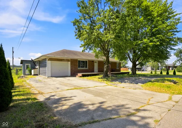 Photo 3 of Single family home for sale at 5628 Denois St, Columbus, IN 47201 | MLS# 22123373 | Listing updated on 2026-09-22