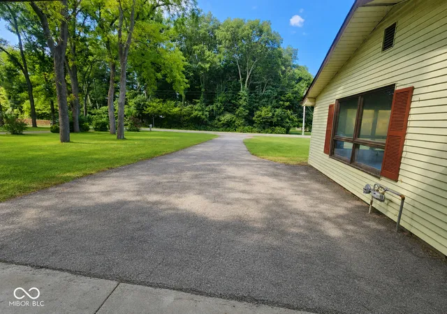 Photo 2 of Single family home for sale at 741 Lakeview Dr, Noblesville, IN 46060 | MLS# 22123593 | Listing updated on 2026-09-28