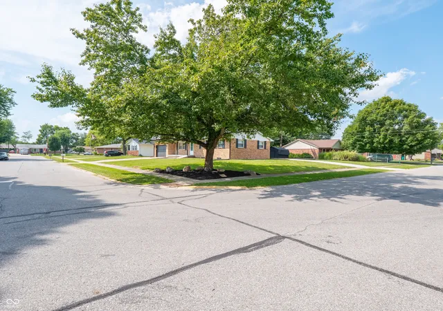Photo 3 of Single family home for sale at 100 Merlin Dr, Franklin, IN 46131 | MLS# 22123645 | Listing updated on 2026-09-03