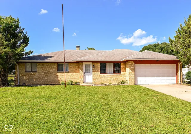 Photo 1 of Sale Pending at 814 Heritage Ln, Anderson, IN 46013 | MLS# 22123693 | Listing updated on 2026-09-25