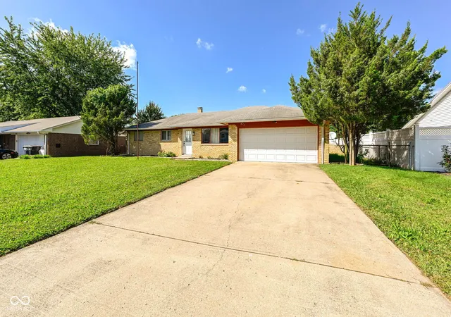 Photo 2 of Sale Pending at 814 Heritage Ln, Anderson, IN 46013 | MLS# 22123693 | Listing updated on 2026-09-25