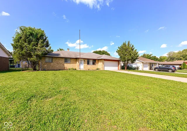 Photo 3 of Sale Pending at 814 Heritage Ln, Anderson, IN 46013 | MLS# 22123693 | Listing updated on 2026-09-25