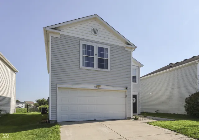Photo 2 of Single family home for sale at 910 Highpointe Blvd, Shelbyville, IN 46176 | MLS# 22123893 | Listing updated on 2026-09-05