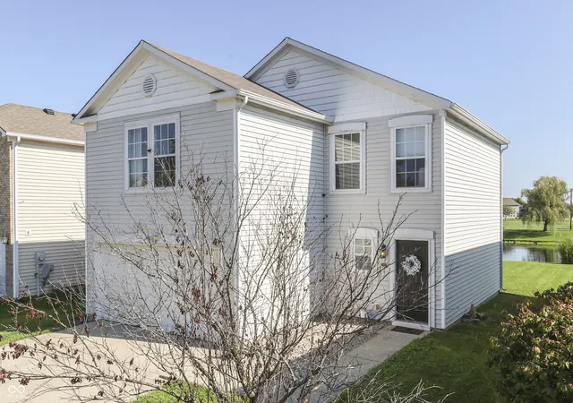 Photo 3 of Single family home for sale at 910 Highpointe Blvd, Shelbyville, IN 46176 | MLS# 22123893 | Listing updated on 2026-09-05