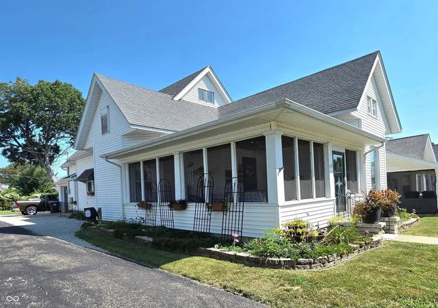 Photo 2 of Single family home for sale at 320 E Hendricks St, Greensburg, IN 47240 | MLS# 22123996 | Listing updated on 2026-09-04