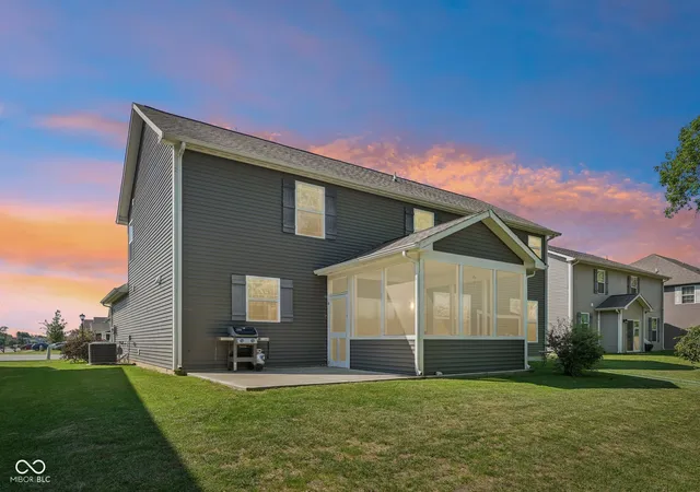 Photo 4 of Single family home for sale at 8722 Hollyhock Grv, Avon, IN 46123 | MLS# 22124072 | Listing updated on 2026-09-05