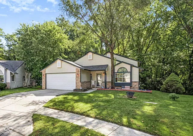 Single family home for sale at 933 Timber Crk Ln, Greenwood, IN 46142 | MLS# 22124143