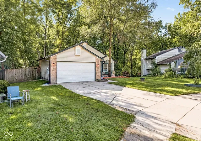 Photo 2 of Single family home for sale at 933 Timber Crk Ln, Greenwood, IN 46142 | MLS# 22124143 | Listing updated on 2026-09-21