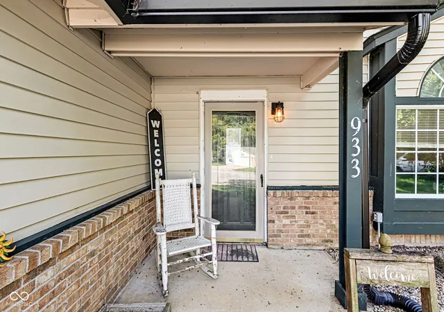 Photo 3 of Single family home for sale at 933 Timber Crk Ln, Greenwood, IN 46142 | MLS# 22124143 | Listing updated on 2026-09-21