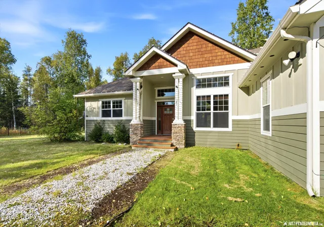 Photo 4 of Sale Pending at 8047 W Sun Ridge Cir, Wasilla, AK 99623 | MLS# 26-11285 | Listing updated on 2026-09-24