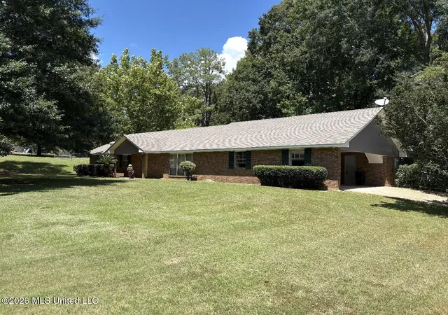 Photo 2 of Single family home for sale at 15 Greenfield Dr, Natchez, MS 39120 | MLS# 4145614 | Listing updated on 2026-09-01