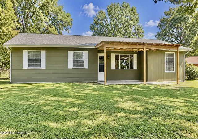 Single family home for sale at 527 Carpenter St, Utica, MS 39175 | MLS# 4146339