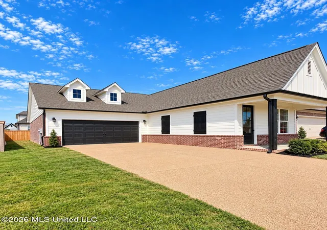 Photo 2 of Sale Pending at 825 E Quitman Ct, Nesbit, MS 38651 | MLS# 4153608 | Listing updated on 2026-10-16