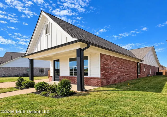 Photo 3 of Sale Pending at 825 E Quitman Ct, Nesbit, MS 38651 | MLS# 4153608 | Listing updated on 2026-10-16