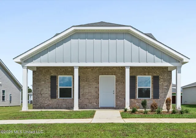 Photo 1 of Single family home for sale at 425 Pimento Cir, Ocean Springs, MS 39564 | MLS# 4152971 | Listing updated on 2026-10-01