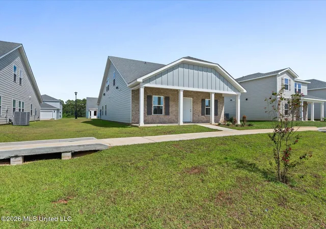 Photo 3 of Single family home for sale at 425 Pimento Cir, Ocean Springs, MS 39564 | MLS# 4152971 | Listing updated on 2026-10-01