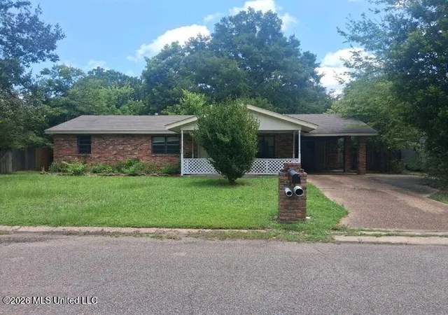 Photo 1 of Sale Pending at 405 Springdale Dr, Columbus, MS 39702 | MLS# 4153244 | Listing updated on 2026-10-22